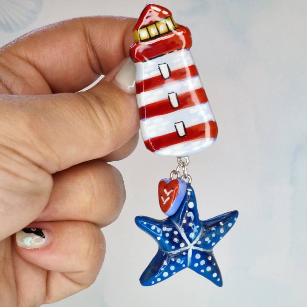 Glücksbringer Brosche Leuchtturm – Handgefertigt, Maritimer Mutmacher aus Ton & UV-Resin, Geschenkfertig verpackt Unikat Bild 5