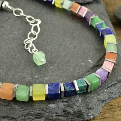 Bunte Würfelkette mit Edelsteinen aus Jade, Prasem, Lapislazuli, Türkis, Amethyst, Malachit-Azurit und Rhodonit