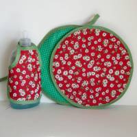 Handgemachtes Topflappen Set, Patchwork-Design mit Margeriten. Nachhaltige Mug Rugs und Tassenuntersetzer aus Baumwolle