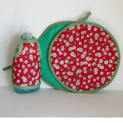 Handgemachtes Topflappen Set, Patchwork-Design mit Margeriten. Nachhaltige Mug Rugs und Tassenuntersetzer aus Baumwolle