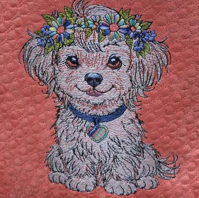 Stickdatei Hund mit Blumenkranz 14x14cm bzw. 15x15cm – Niedliches Blumenhündchen für deine Stickmaschine