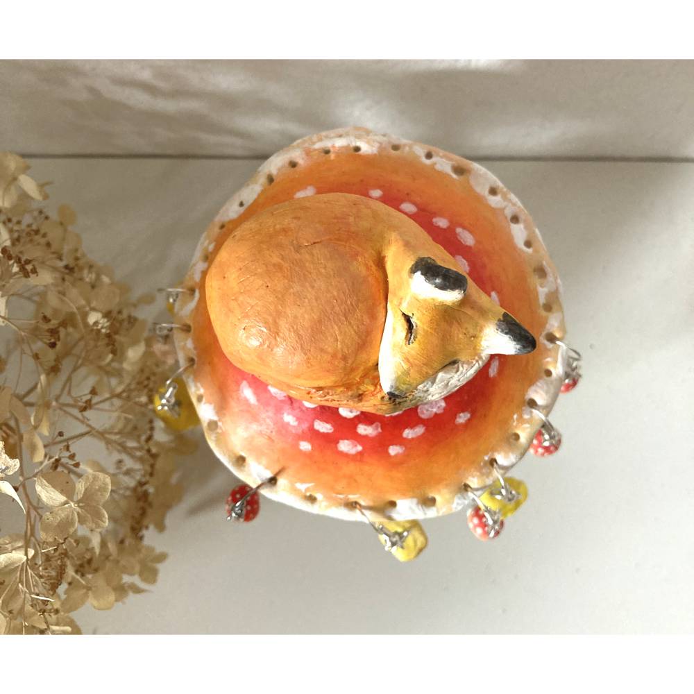 schlafender Fuchs-Pilz-Ohrringhalter Bild 2
