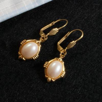 Vintage Ohrhänger 70er 80er goldfarben mit weißem Glascabochon Brisuren romantischer Retro‑Stil