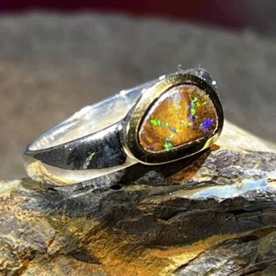 Natur Boulder Opal Queensland Ring in Silber mit teilvergoldeter Fassung