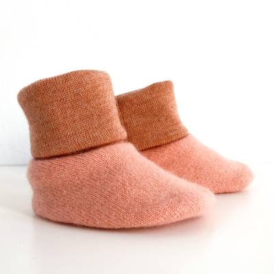 Babyschuhe in lachsrosa aus 100% Merinowolle ab 0 Monate - Upcycling Wollschuhe für Neugeborene