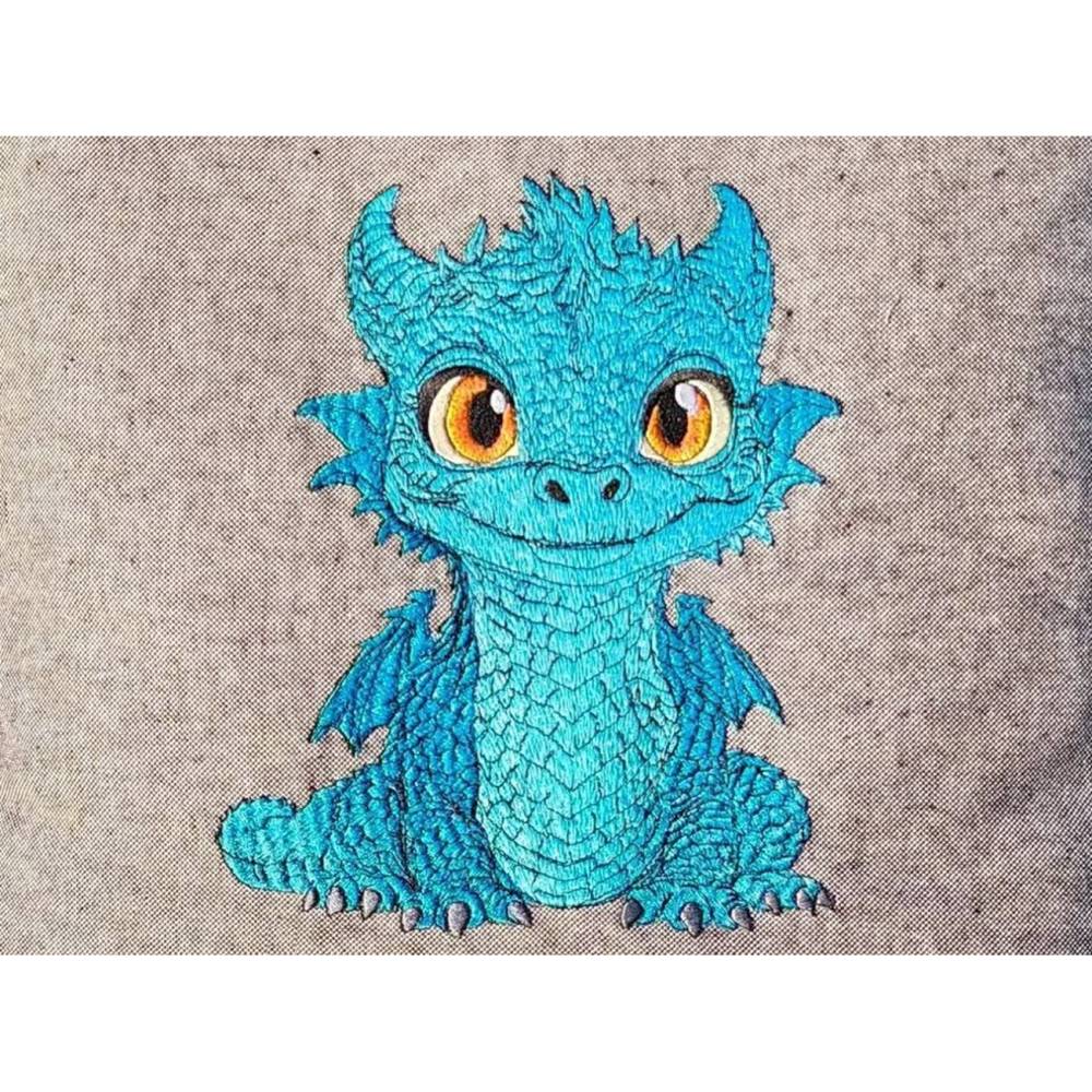 Niedlicher Drache 12-14x18cm – Stickdatei mit natürlichen Augen & filigranen Details Bild 1