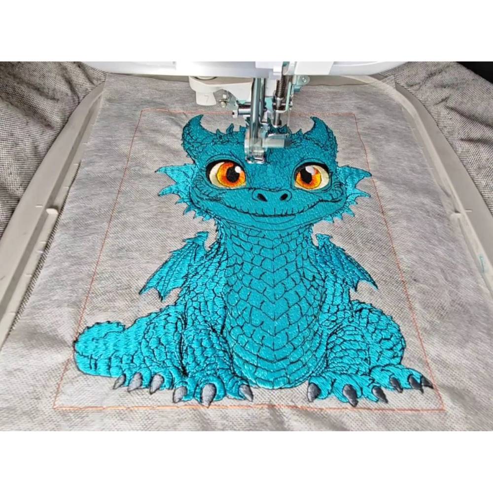 Niedlicher Drache 12-14x18cm – Stickdatei mit natürlichen Augen & filigranen Details Bild 2