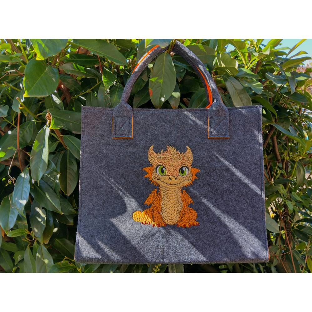 Niedlicher Drache 12-14x18cm – Stickdatei mit natürlichen Augen & filigranen Details Bild 6