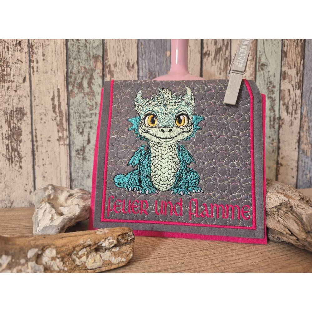 Niedlicher Drache 12-14x18cm – Stickdatei mit natürlichen Augen & filigranen Details Bild 7