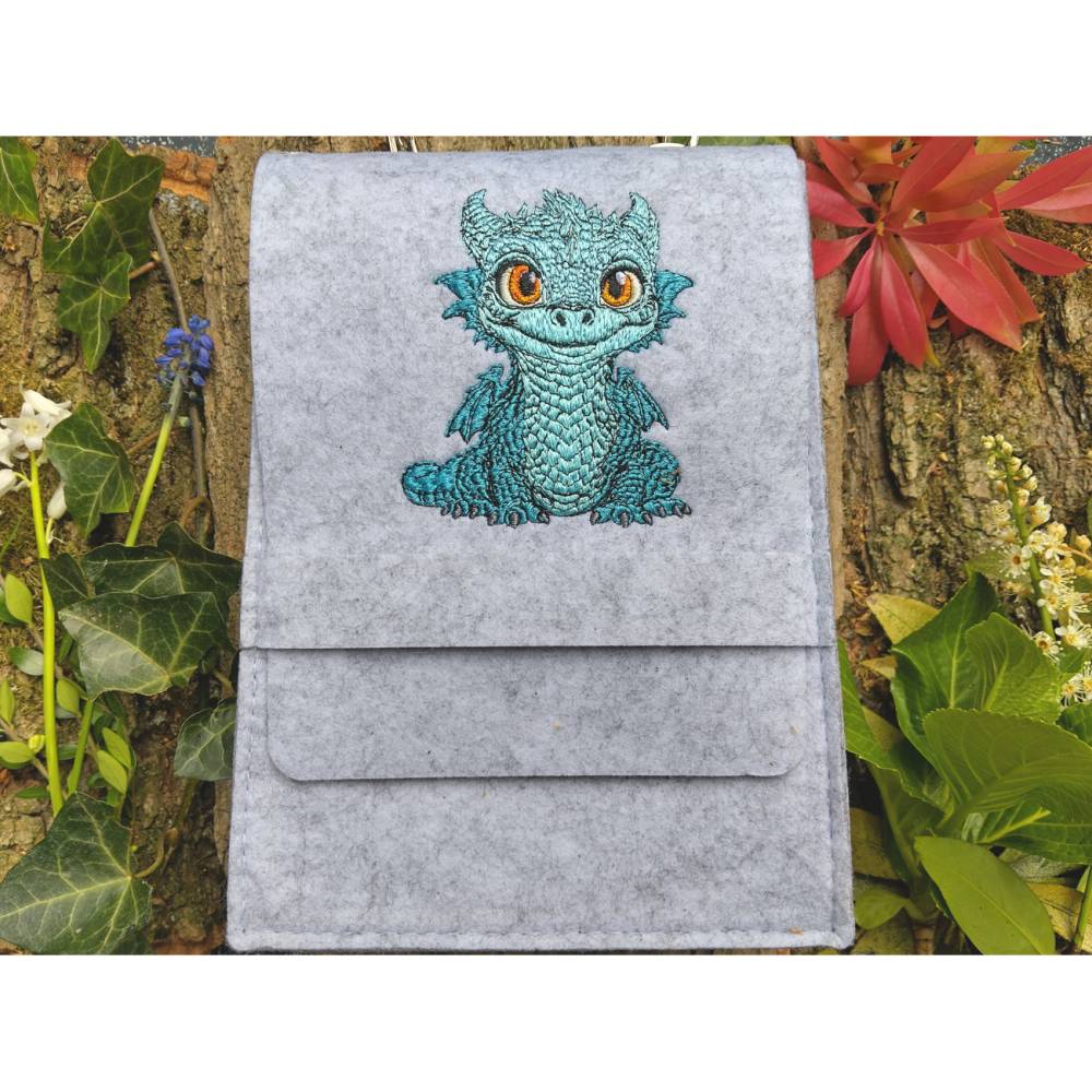 Niedlicher Drache 12-14x18cm – Stickdatei mit natürlichen Augen & filigranen Details Bild 9