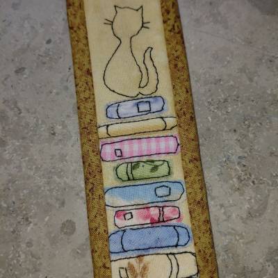 Patchwork Lesezeichen – Die Katze und die Bücher, handgenäht, 13,5 x 5 cm, Unikat