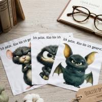 Brillentuch „Ich putze. Also bin ich genervt.“ – Mikrofaser Reinigungstuch mit Fledermaus, Spinne & Ratte, 15x18 cm