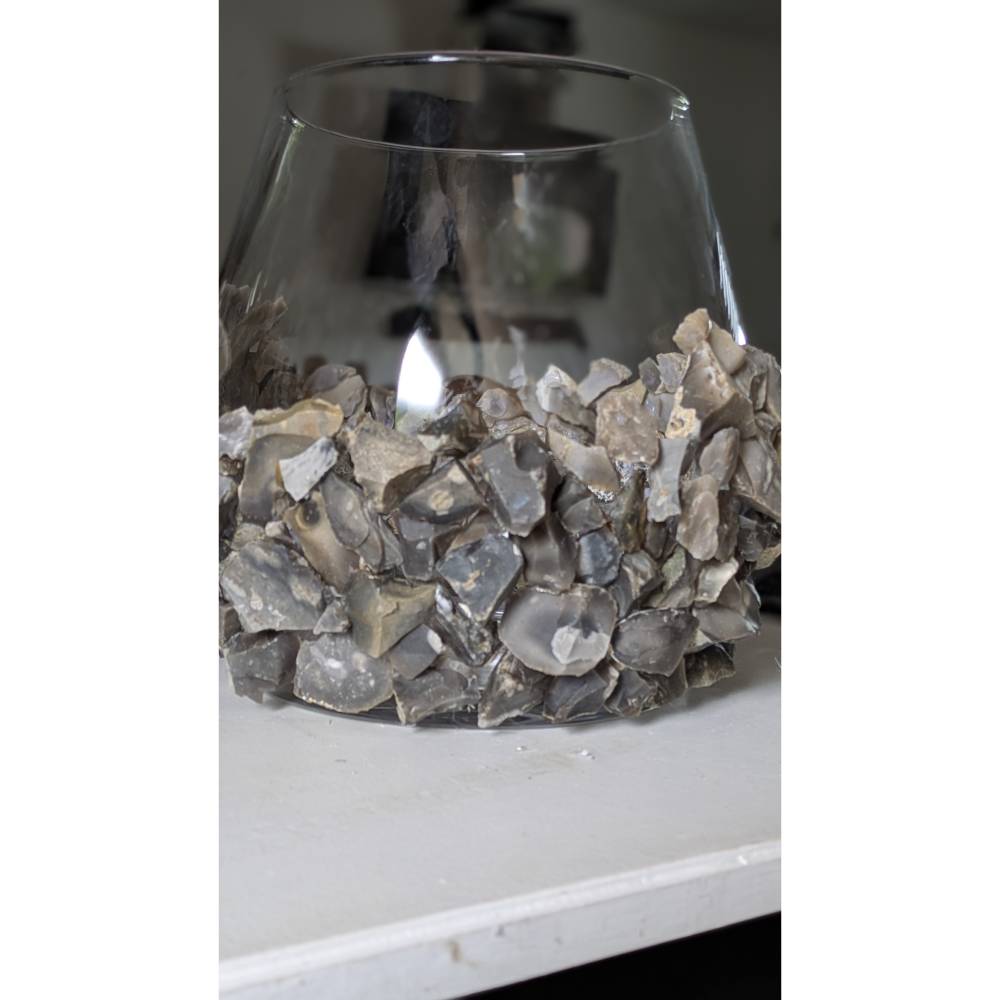 Maritimes XXL Windlicht / Pflanzglas mit natürlichem Feuerstein-Besatz & Designer-Ständer