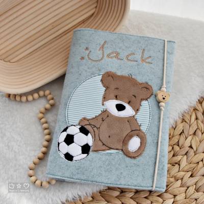 U-Hefthülle aus Wollfilz mit Doodlestickerei Bär und Fußball, personalisierbar