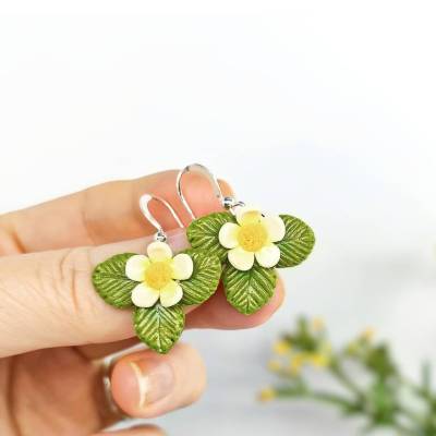 Erdbeerblüten Ohrringe aus Polymer Clay Sterlingsilber grüne Blätter Hängeohrringe