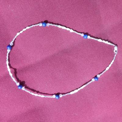 Zuchtperlenkette zart-federleicht, mit blauen Lapis-Lazuli-Edelsteinen, Bergkristall & Rocaille-Glitzersteinen, Unikat,