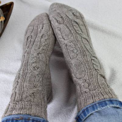 Strickanleitung Socken mit Zopfmuster – raffinierte Zopfsocken