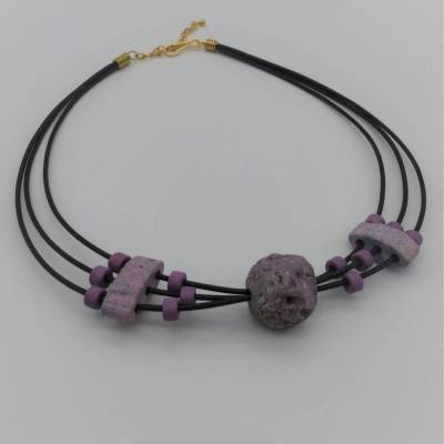 Kurze Kette aus Keramikperlen, flieder, 39 - 4 cm, filigrane Halskette mit Keramikperlen, Lederkette, Keramikschmuck