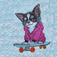 Chihuahua Stickdatei schwarz/weiß 14x14cm bzw. 15x15cm – Skater Hund mit Hoodie & Kopfhörer