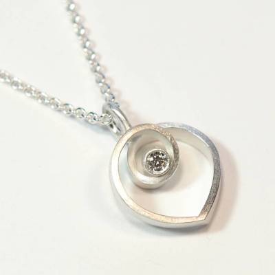 Diamant im Herz Anhänger zum Muttertag Unikat Schmuck