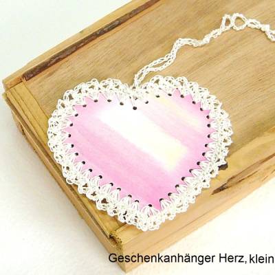 Geschenkanhänger Herz, bedruckter Tonkarton, umhäkelt mit Baumwollgarn