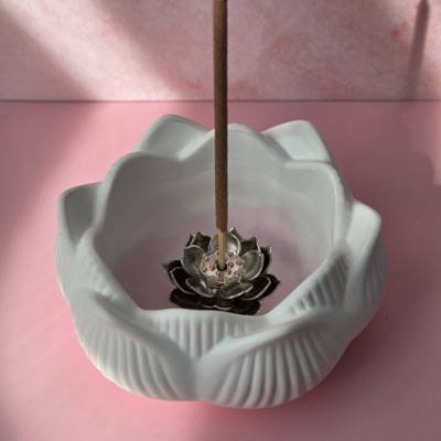 Minimalistischer Lotus-Räucherstäbchenhalter in rosé-weißem Farbverlauf mit Lotusblumen-Einlage in Silber