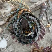 „Beach Guys“ - Herren-Armbänder mit Edelsteinen, Naturmaterialien und Perlen