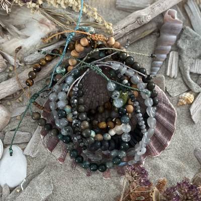 „Beach Guys“ - Herren-Armbänder mit Edelsteinen, Naturmaterialien und Perlen