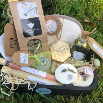 Wellness Geschenkset mit Jaderoller & Bio Öl, Bienenwachs Seife & Lippenbalsam, Rapswachs Kerzen Muffin