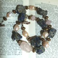 Kette mit Barock Perlen apricot, Rosenquarz und rough Lapslazuli Rohsteine blau als Collier Muttertagsgeschenk Kette