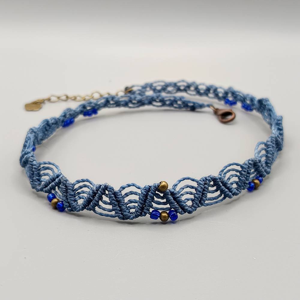 Makramee Choker Halsband in denimblau mit kleinen Acrylperlen und bronzefarbenen Metallperlen Bild 1