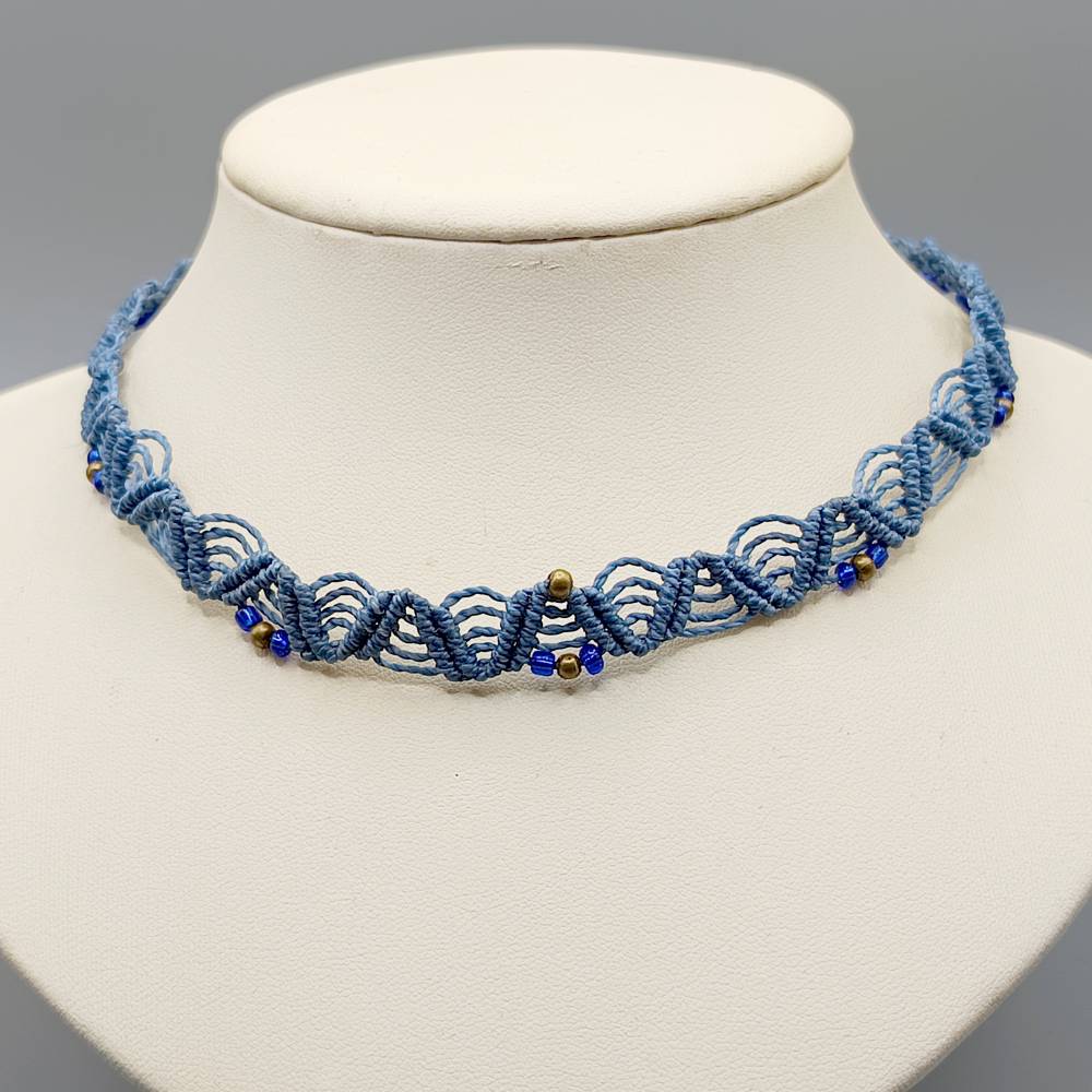 Makramee Choker Halsband in denimblau mit kleinen Acrylperlen und bronzefarbenen Metallperlen Bild 2