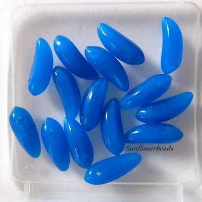 25 Glasperlen Banana beads, hellblau alabaster, böhmische Glasperlen