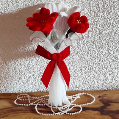 Handgefertigter Blumenstrauß aus Pfeifenreinigern in weiß-rot