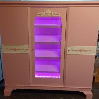 Unikat  -  Jetzt als Schuhschrank mit LED Beleuchtung und Sitze -  Bonbonrosa  -  um 1930  -