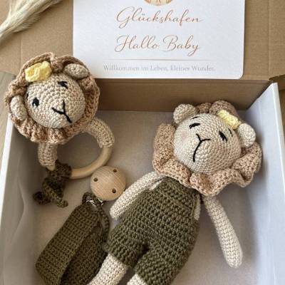 Baby Geschenkset Löwe – gehäkeltes Kuscheltier, Rassel & Schnullerkette, personalisierbar, zur Geburt oder Taufe