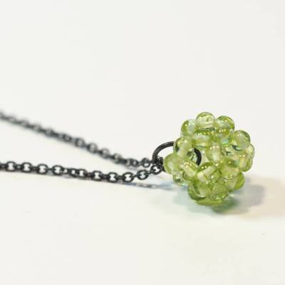 Peridot Kugel an geschwärzter Silberkette