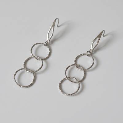 lange geometrische Ohrringe silber – minimalistische Hängeohrringe aus Edelstahl modern und leicht
