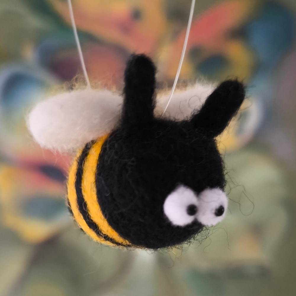 Glücksbringer - fluffige Hummel als kleiner Frühlingsbote - Handmade mit Herz Bild 1