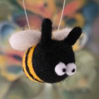 Glücksbringer - fluffige Hummel als kleiner Frühlingsbote - Handmade mit Herz