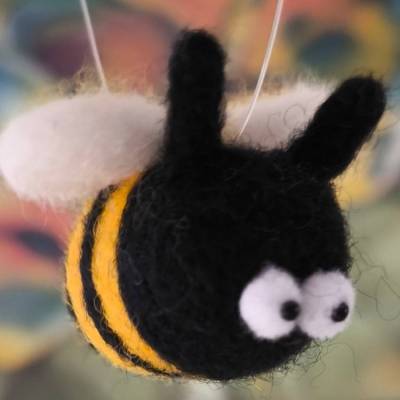Glücksbringer Hummel : "Sunny McSumm" - die fluffige Hummel als kleiner Frühlingsbote - Handmade mit Herz