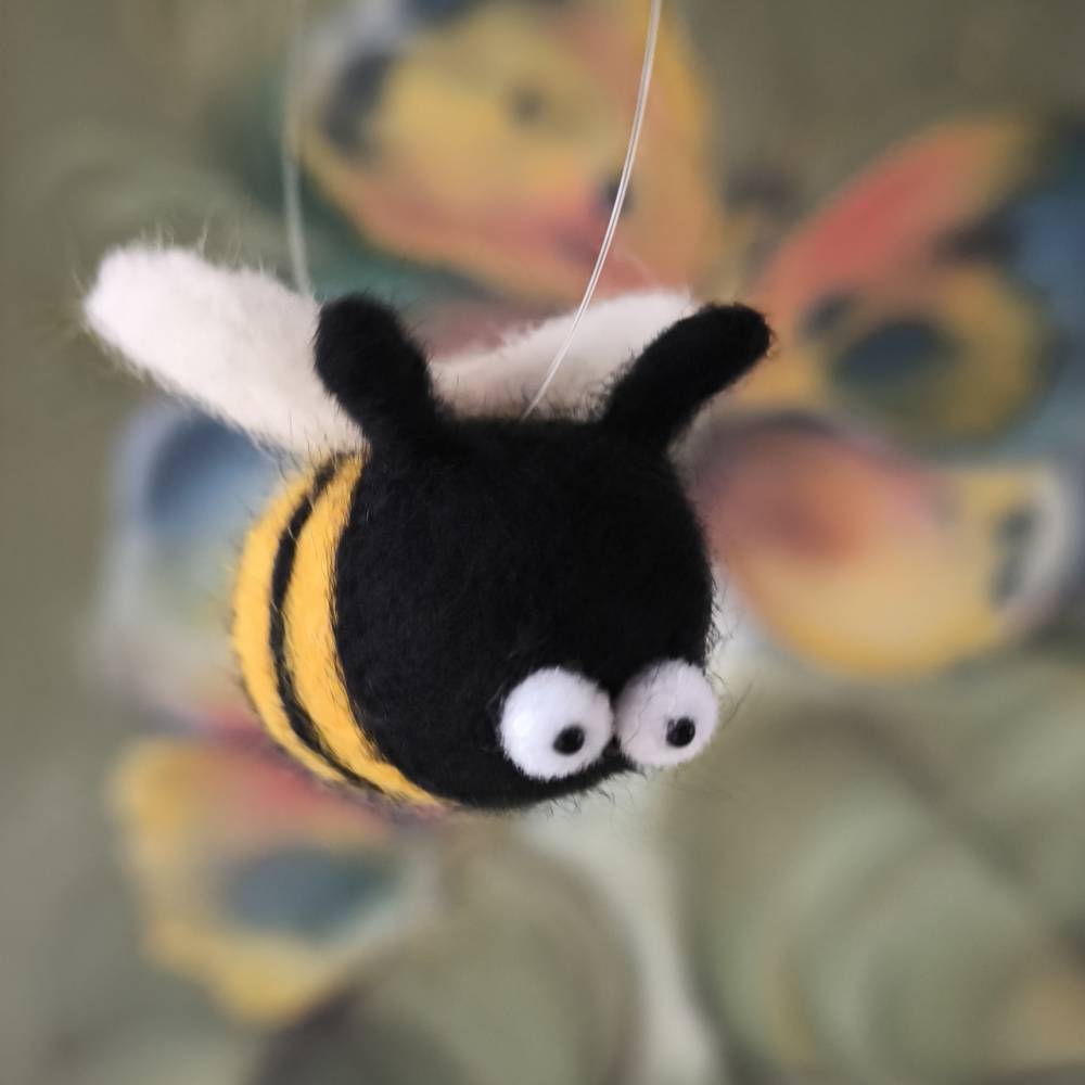 Glücksbringer - fluffige Hummel als kleiner Frühlingsbote - Handmade mit Herz Bild 4