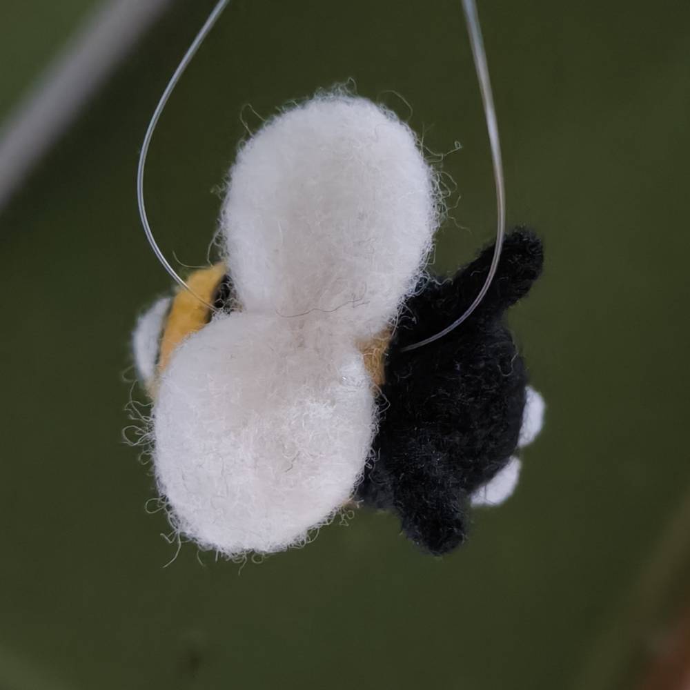 Glücksbringer - fluffige Hummel als kleiner Frühlingsbote - Handmade mit Herz Bild 6