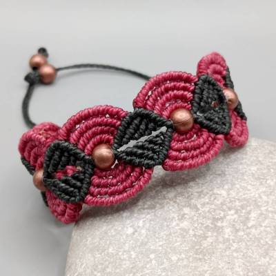 Makramee Armband in beere und schwarz mit kupferfarbenen Metallperlen
