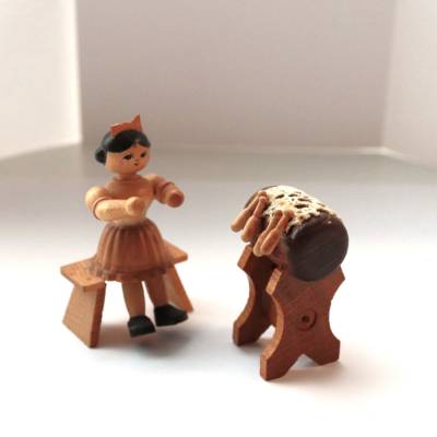 Vintage Kuhnert Holzfigur Set Klöpplerin Mädchen mit Klöppel Bock Sammler Erzgebirge Schnitzkunst Made in Germany Spitze