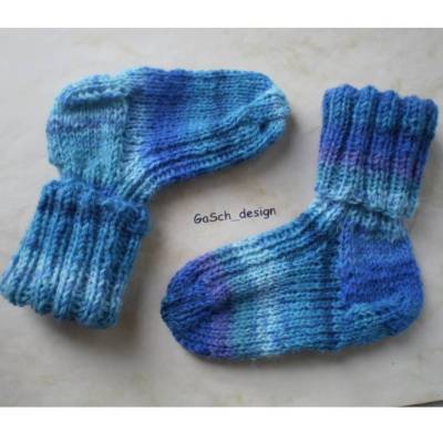 Handgestrickte Baby Söckchen, 11 cm, Wasserfarben, aus weicher Sockenwolle – Unikat
