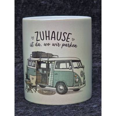 Edle Perlmutt-Tasse „Zuhause ist da, wo wir parken“ – Schimmernder Kaffeebecher für Camper & Vanlife-Fans 