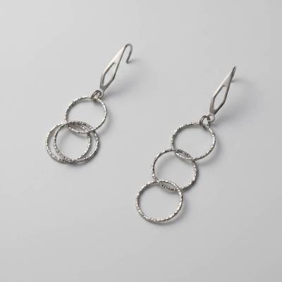 Asymmetrische geometrische Ohrringe silber – minimalistische Hängeohrringe aus Edelstahl modern und leicht
