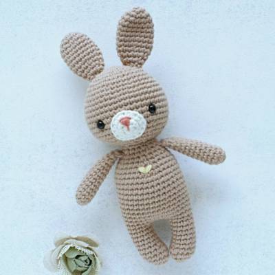 Mini-Hase handgehäkelt – Kleines Geschenk zur Geburt oder Taufe – Wunschfarbe Pastell