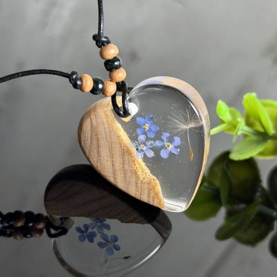Vergissmeinnicht Herz-Anhänger aus Olivenholz und Resin – handgefertigt, echte Blüten, Geschenk